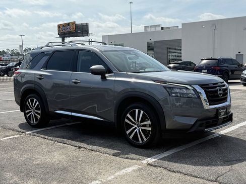 Used 2025 Nissan Pathfinder Platinum FWD image 3