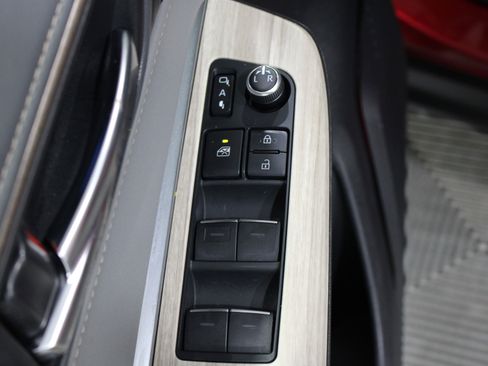 Used 2021 Toyota Venza Limited image 7