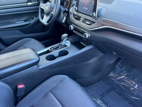 Used 2025 Nissan Altima 2.5 SV FWD image 15