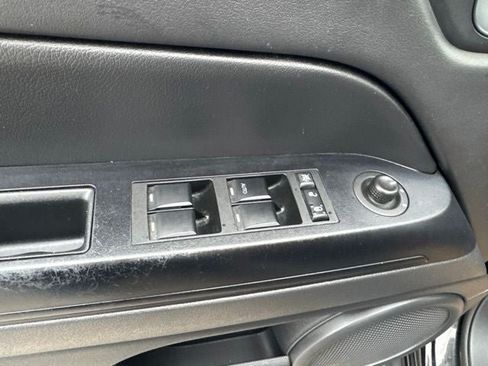 Used 2015 Jeep Patriot High Altitude AWD/4WD image 9