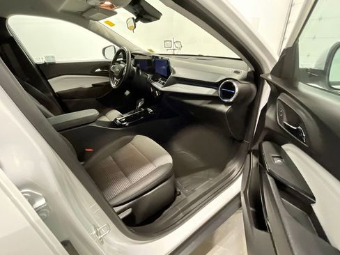 Used 2025 Chevrolet Trax LT w/ LT Convenience Package FWD image 24