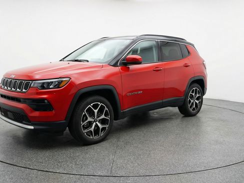 Used 2025 Jeep Compass Limited image 3