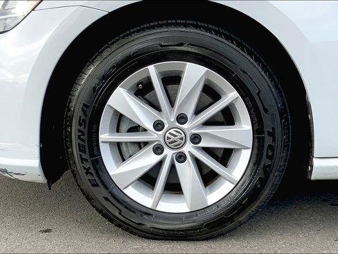 Used 2019 Volkswagen Golf SE image 9