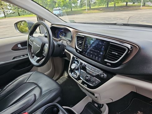 Used 2019 Chrysler Pacifica Touring-L Plus w/ Advanced Safetytec Group FWD image 14
