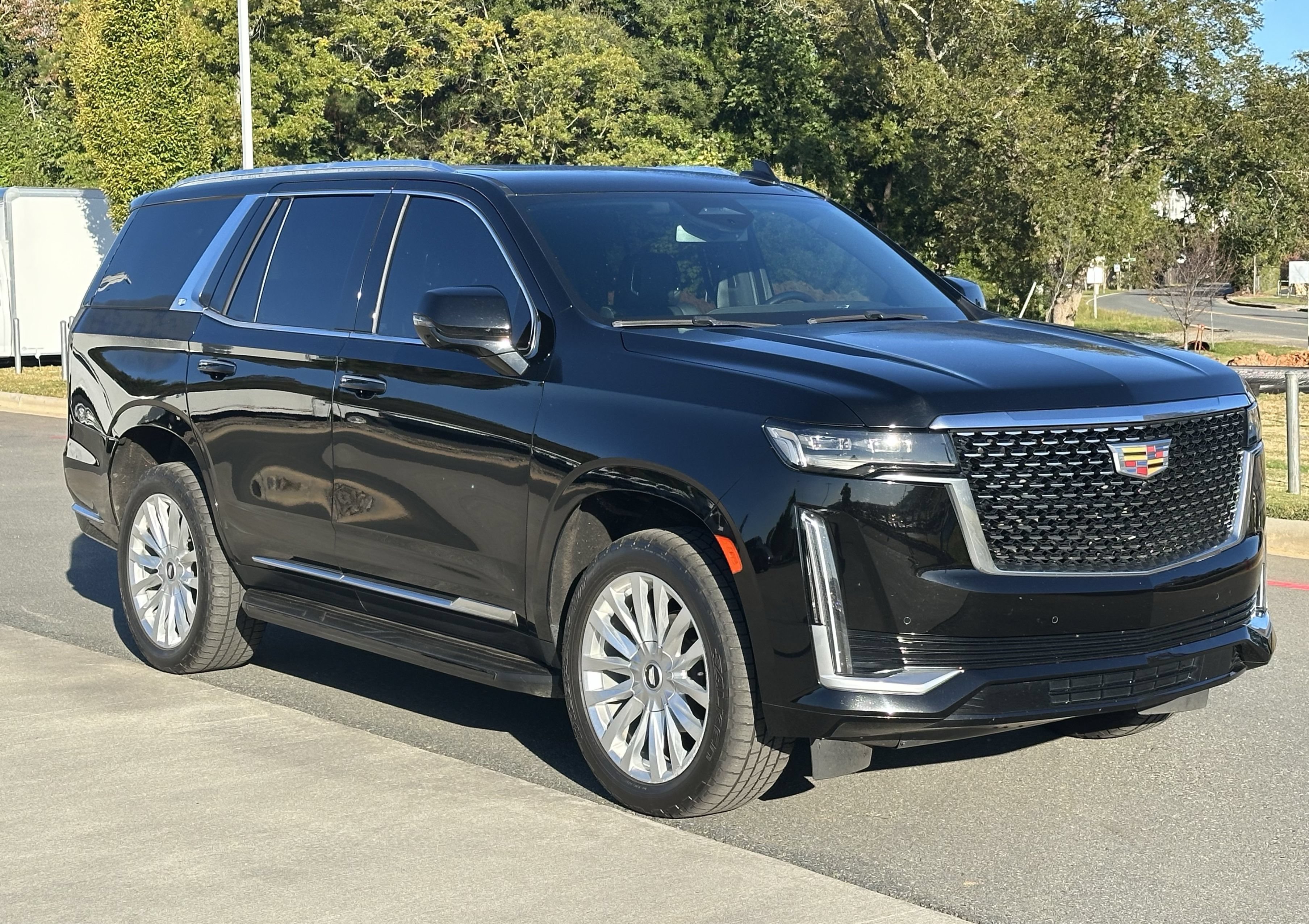 Used 2022 Cadillac Escalade Luxury AWD/4WD image 2