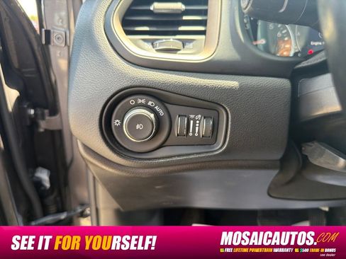 Used 2017 Jeep Renegade Latitude w/ Popular Equipment Group AWD/4WD image 27
