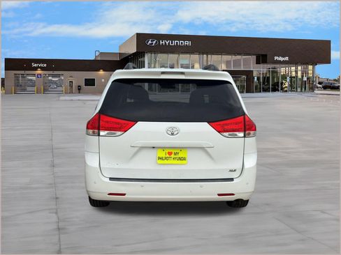 Used 2011 Toyota Sienna XLE w/ XLE Navigation Pkg FWD image 10