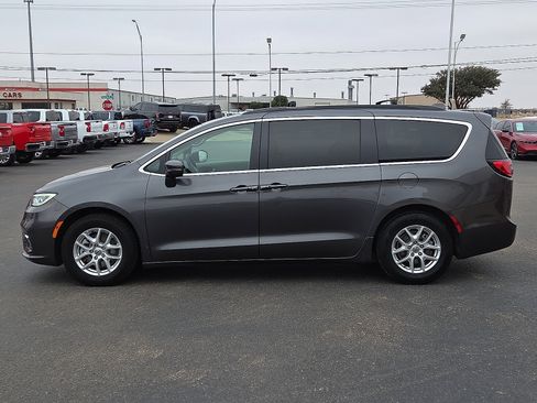 Used 2022 Chrysler Pacifica Touring-L image 2