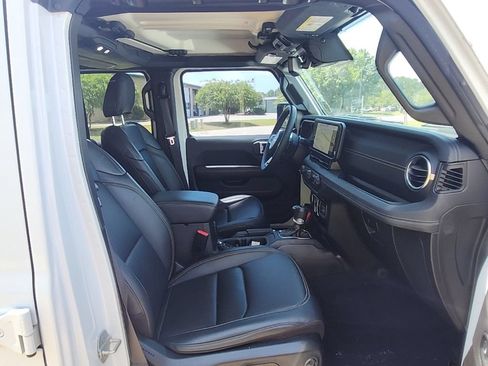 Certified 2024 Jeep Wrangler Unlimited Sahara w/ Technology Group AWD/4WD image 34