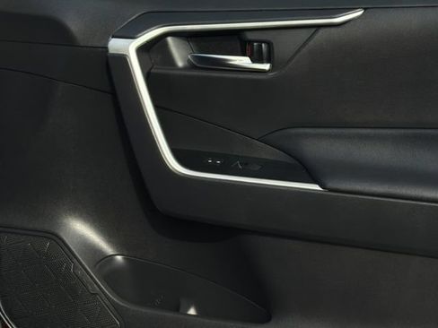 Used 2020 Toyota RAV4 XLE w/ Convenience Package FWD image 18