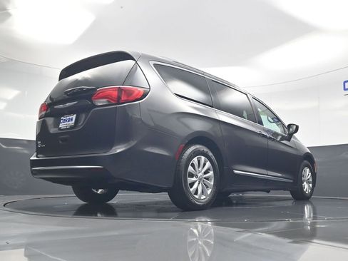 Used 2019 Chrysler Pacifica Touring-L FWD image 44