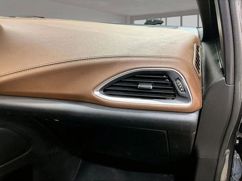 Used 2021 Chrysler Pacifica Limited w/ Uconnect Theater Family Group FWD image 14