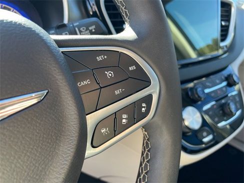 Used 2023 Chrysler Pacifica Touring-L image 19