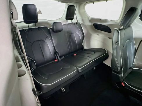 Used 2024 Chrysler Pacifica Limited FWD image 29