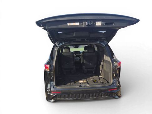 Used 2023 Toyota Sienna XSE FWD image 5