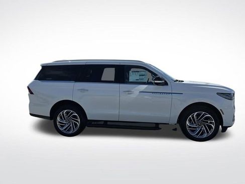 New 2025 Lincoln Navigator Reserve image 2