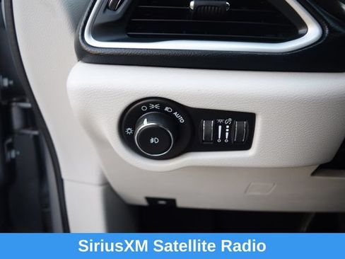 Used 2017 Chrysler Pacifica Touring-L FWD image 7