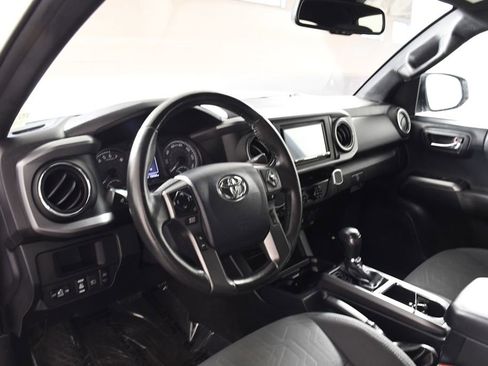 Used 2019 Toyota Tacoma TRD Off-Road AWD/4WD image 12