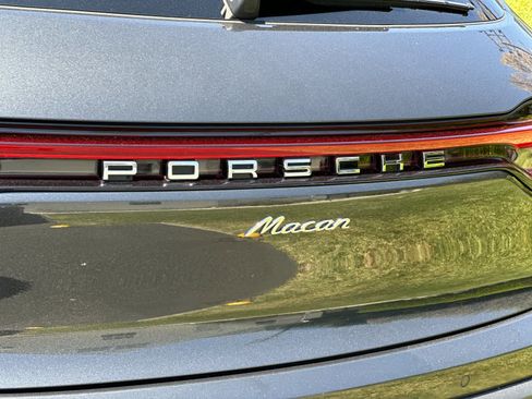 Certified 2025 Porsche Macan AWD/4WD image 32