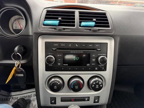 Used 2010 Dodge Challenger SE image 17