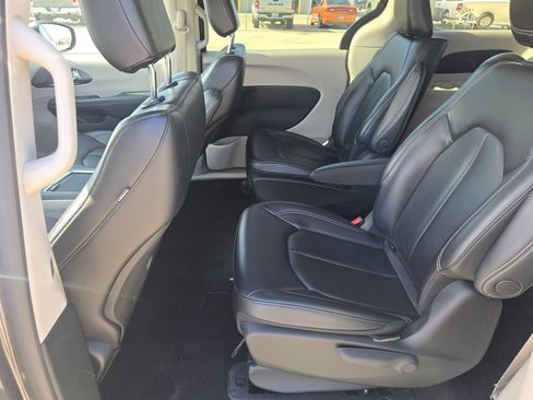 Used 2023 Chrysler Pacifica Touring-L FWD image 13