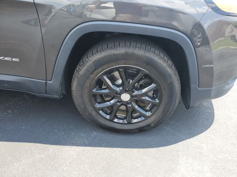 Used 2015 Jeep Cherokee Latitude w/ Comfort/Convenience Group AWD/4WD image 5