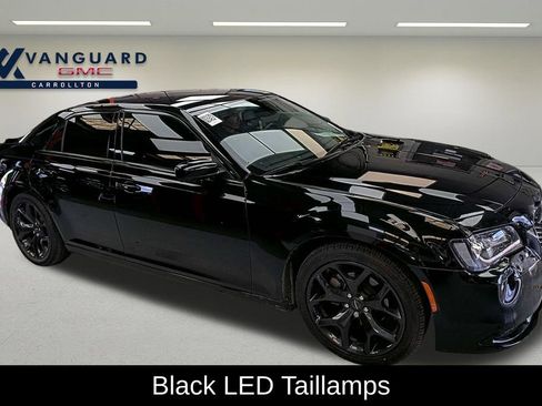 Used 2022 Chrysler 300 Touring w/ Sport Appearance Package RWD image 4