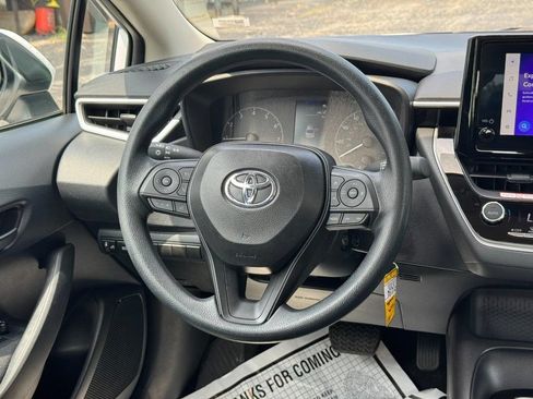 Used 2025 Toyota Corolla LE FWD image 18
