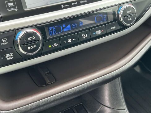 Used 2017 Toyota Highlander Limited FWD image 27