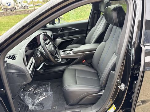 Used 2025 Cadillac Lyriq Luxury w/ LPO, Floor Liner Package AWD/4WD image 6