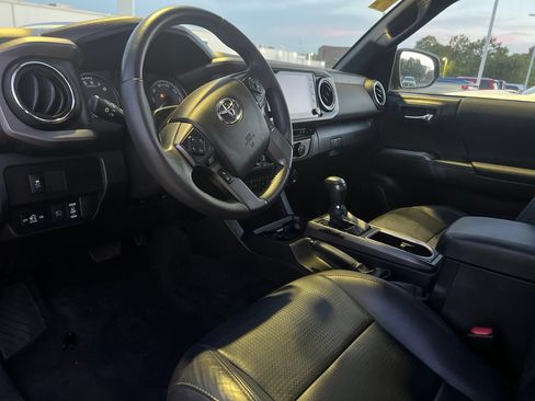 Used 2022 Toyota Tacoma TRD Sport w/ TRD Premium Sport Package AWD/4WD image 10