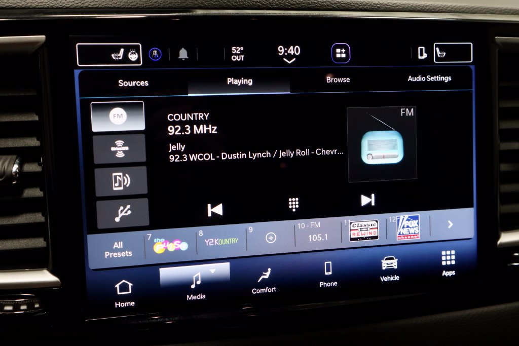 Used 2026 Chrysler Pacifica Select FWD image 3