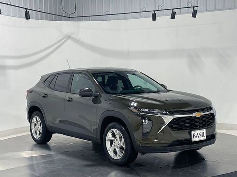 Used 2024 Chevrolet Trax LS w/ LS Convenience Package FWD image 35