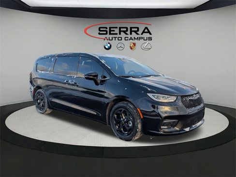 Used 2022 Chrysler Pacifica Limited w/ Uconnect Theater Family Group image 11