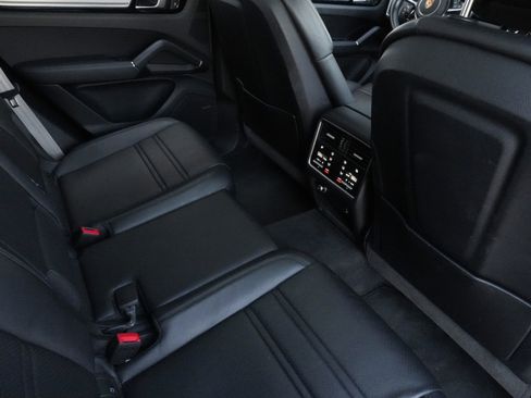 Used 2022 Porsche Cayenne Platinum Edition AWD/4WD image 33