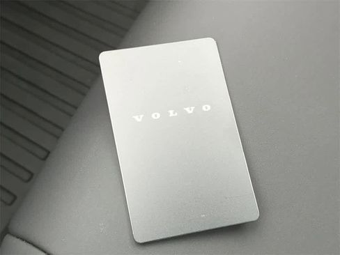 Used 2025 Volvo EX30 Plus w/ Protection Package Premier image 31