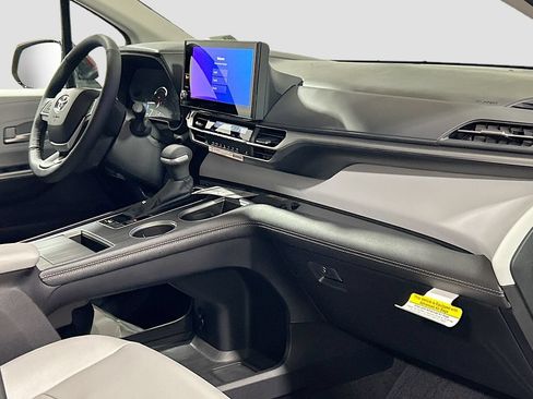 New 2026 Toyota Sienna XLE FWD image 30