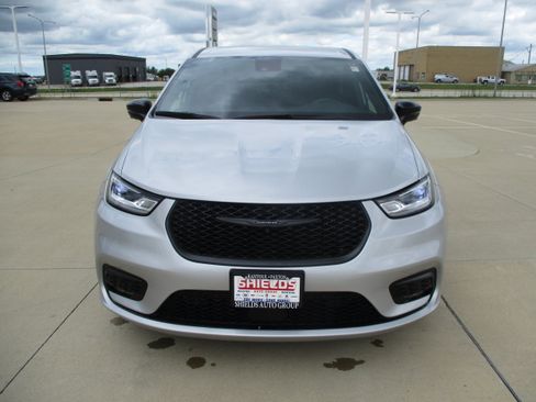 Used 2024 Chrysler Pacifica Limited FWD image 10