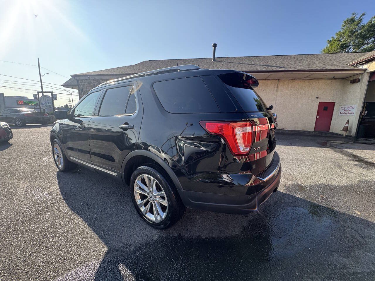 Used 2018 Ford Explorer XLT w/ Equipment Group 202A AWD/4WD image 4