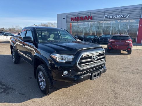 Used 2017 Toyota Tacoma SR5 w/ SR5 Appearance Package (SM) image 2