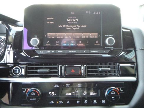 Used 2024 Nissan Pathfinder SV image 14