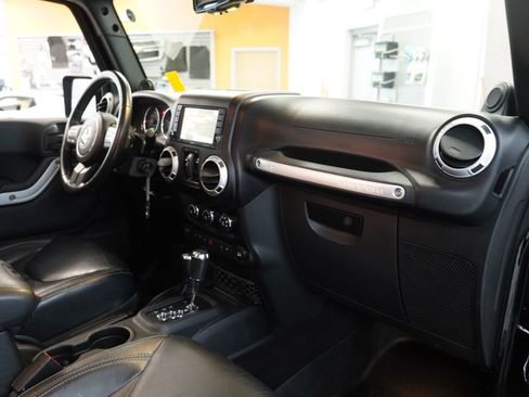 Used 2014 Jeep Wrangler Unlimited Sahara w/ Connectivity Group AWD/4WD image 34