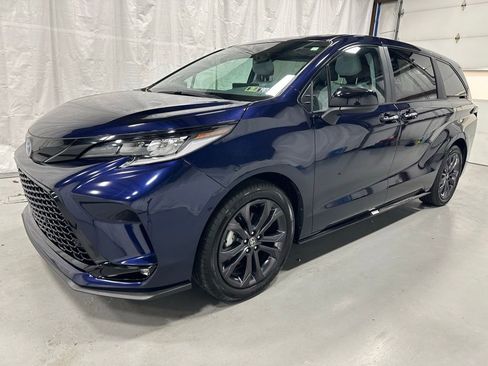 Used 2025 Toyota Sienna XSE image 3