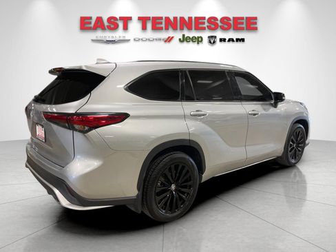 Used 2023 Toyota Highlander XSE FWD image 3