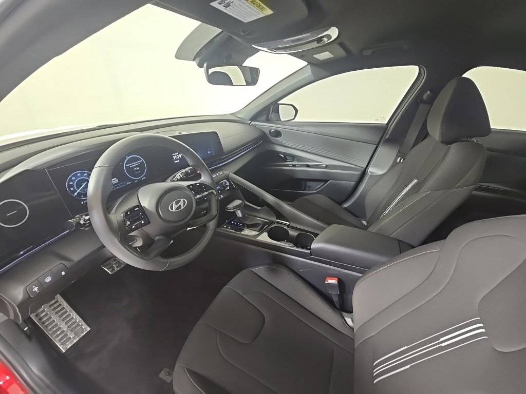 Certified 2025 Hyundai Elantra SEL FWD image 14