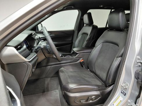 Certified 2025 Jeep Grand Cherokee Altitude image 9