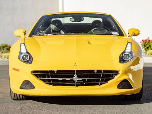 Used 2018 Ferrari California T image 4