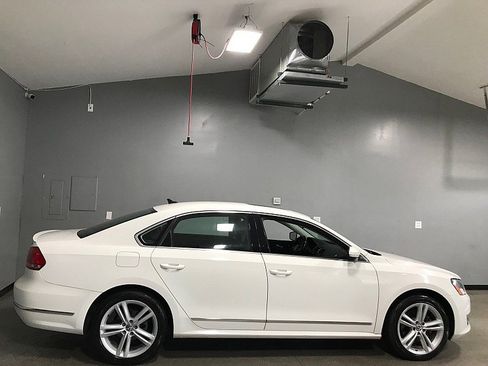 Used 2015 Volkswagen Passat 1.8T SEL Premium FWD image 2