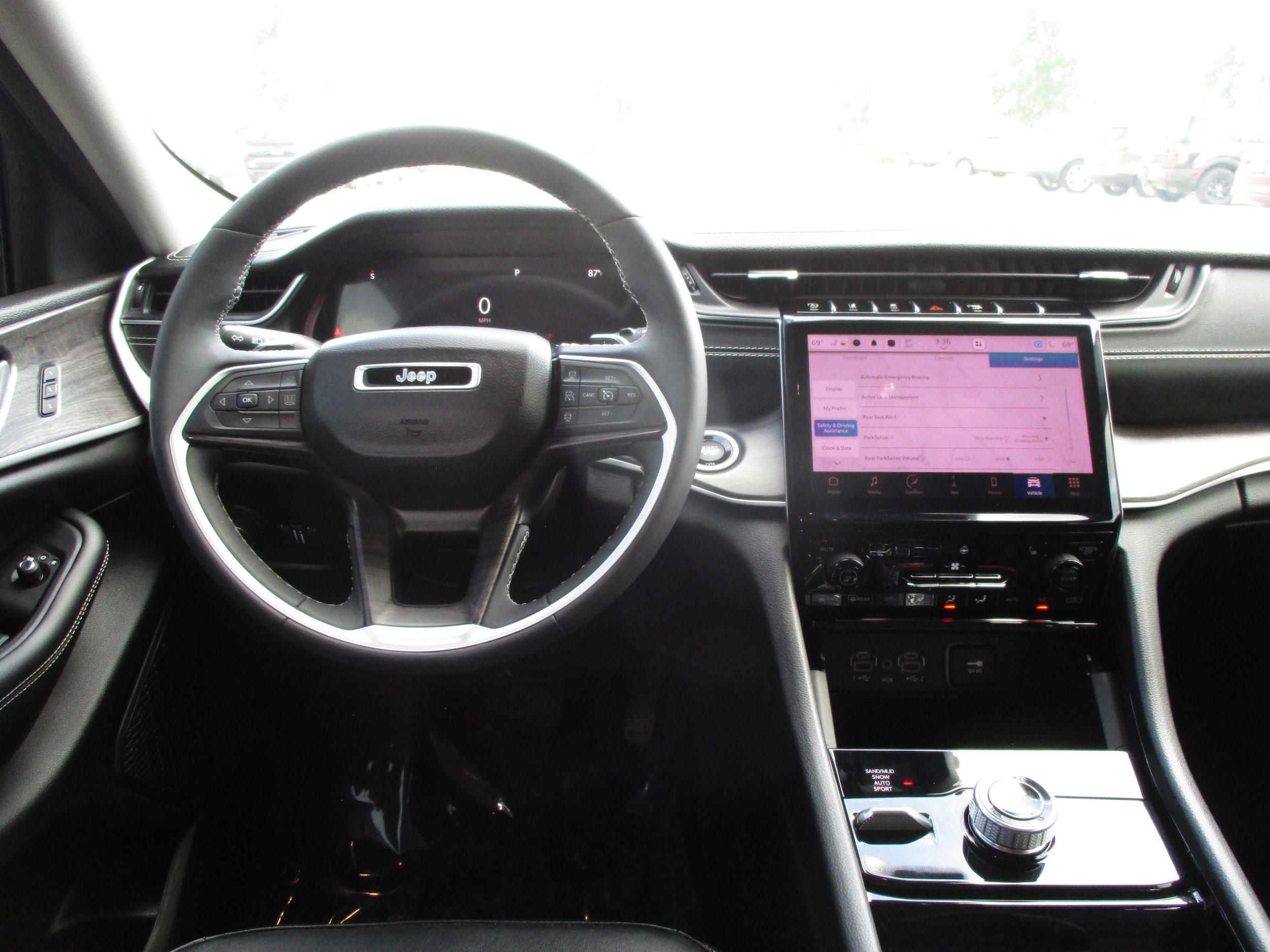 Used 2023 Jeep Grand Cherokee Limited AWD/4WD image 16