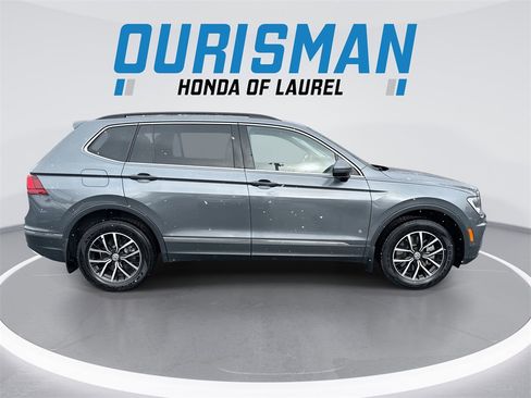 Used 2021 Volkswagen Tiguan SE w/ Panoramic Sunroof Package image 9